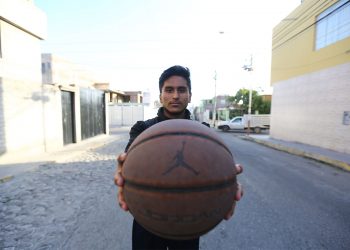 Carlos Herrera, practica el baloncesto desde los 9 años de edad y juega de armador o alero.