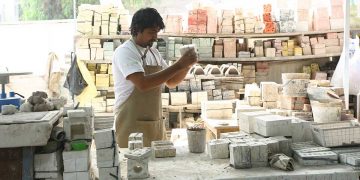 Fernando Arce estudió diseño para alejarse de la cerámica, pero nunca pudo desligarse de su origen.