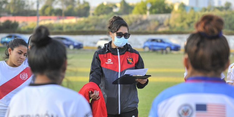Lucy Rodríguez, da instrucciones a sus jugadoras durante el entrenamiento. (Foto: FBC Melgar.)