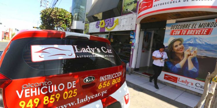 El local de Lady's Car se ubica en el distrito de Yanahuara y forma parte de la escuela de manejo José Gálvez.