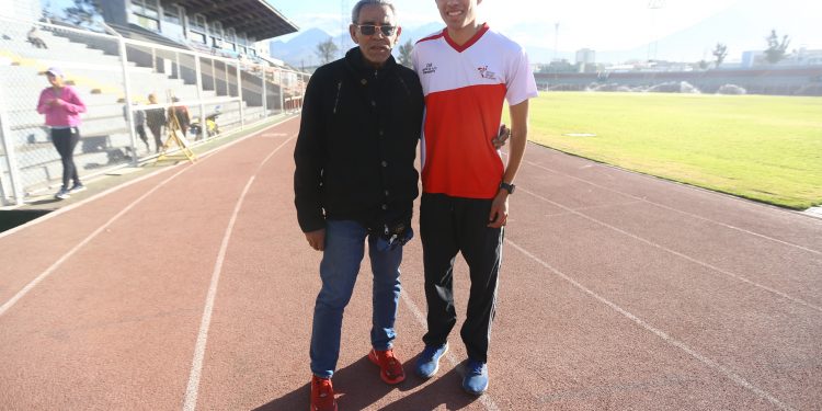 Marco Vilca junto a su entrenador Julio Pérez, quien lo entrena desde los 15 años de edad.