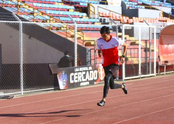 El atleta arequipeño, entrena dos a tres horas diarias en el estadio Melgar.