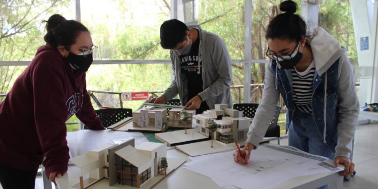 Estudiantes de Arquitectura y Urbanismo realizaron clases prácticas en 2021, cumpliendo todos los protocolos y disposiciones de aforos aprobados en ese momento.