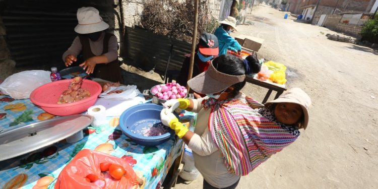 Las madres de familia son las responsables de las ollas comunes en Arequipa.