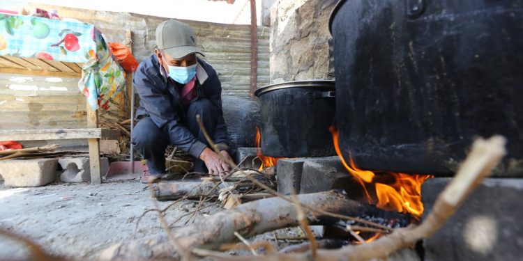 Pobladores utilizan leña para cocinar ante el alto costo del balón de gas.