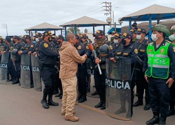 Ministro del Interior, Dimitri Senmache llegó hasta Atico para reunirse con las autoridades locales.