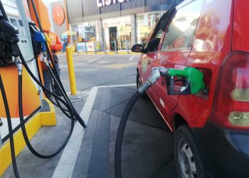 Los altos precios de la gasolina, propiciarán una deserción de unidades en el servicio de taxi.