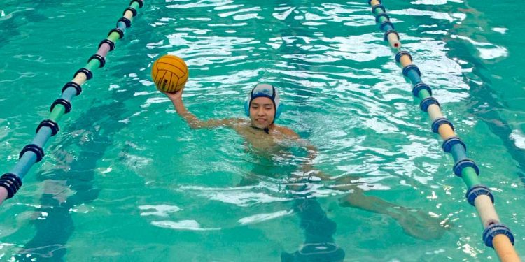 Óscar Fernández, practica la natación desde los siete años de edad y fue uno de los mejores en el último campeonato nacional de su categoría.