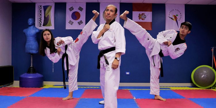La familia Abarca Gonzáles, en su academia de taekwondo King.