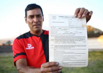 El exdelantero muestra orgulloso su primer contrato como profesional. Empezó ganando S/ 200.00 mensuales.