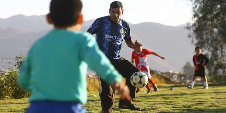 Retirado del fútbol, el exdelantero arequipeño se dedica a formar nuevos valores en el deporte rey.