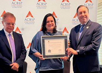 Jessica Dowd, recibió el reconocimiento de parte de la acreditadora ACBSP.