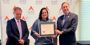 Jessica Dowd, recibió el reconocimiento de parte de la acreditadora ACBSP.
