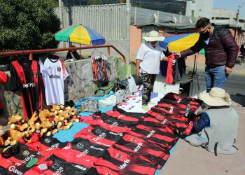 Mayor demanda de camisetas rojinegras ayuda a reactivar sector de confecciones en Arequipa.
