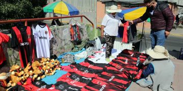 Mayor demanda de camisetas rojinegras ayuda a reactivar sector de confecciones en Arequipa.