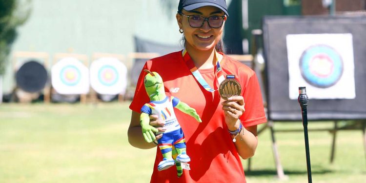 La deportista arequipeña muestra orgullosa su medalla obtenida en los Juegos Bolivarianos.