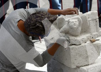 Moisés Mayhua bautizó a su escultura como Grito revolucionario. Hace muchos años que realiza el tallado pero solo lo hace para participar en el concurso.