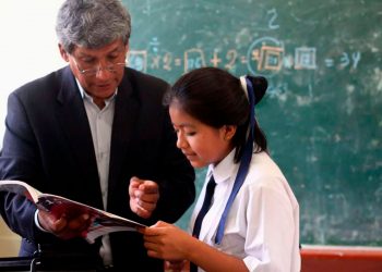 Según Jorge Pacheco, una educación de calidad está ligada a la formación integral. (Foto. Andina)