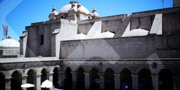 En 1660 se construyeron los claustros como parte del complejo monumental de La Compañía de Jesús en Arequipa.