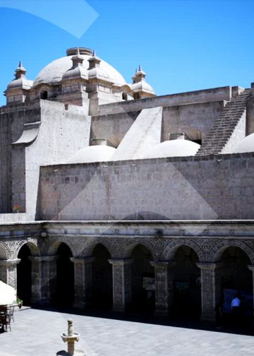 En 1660 se construyeron los claustros como parte del complejo monumental de La Compañía de Jesús en Arequipa.