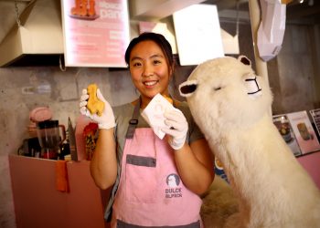 Amy Kang, muestra los pasteles con relleno en forma de alpaca que ofrece en su local.