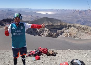John Negrón, muestra orgulloso su medalla tras coronar la cima del volcán Misti.