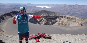 John Negrón, muestra orgulloso su medalla tras coronar la cima del volcán Misti.