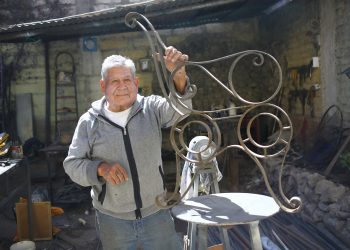 Mauro Otazú forja el fierro en su taller de la avenida Pizarro.