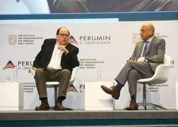 El presidente del BCRP, Julio Velarde y el exministro de Economía, Waldo Mendoza, participaron de un conversatorio en Perumin 35.