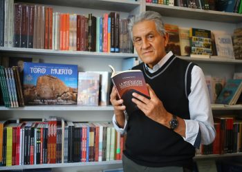 Misael Ramos lleva 30 años como librero. Dirige ‘Licántropo’ desde 2019.