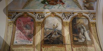 Hermosas pinturas al óleo adornan las paredes de la iglesia de Santa Marta las cuales representan pasajes bíblicos.