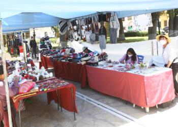 Feria de emprendedores se realizó en la plaza de Yanahuara, pero hubo poca afluencia de público.