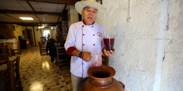 Edgar Valcárcel, administra ‘El Pato’ en el local de la tercera cuadra de la calle Melgar.