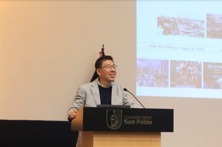 Hongsung Yoo, explicó el caso de la Corea del Sur: como pasaron de investigar a innovar y lograron ser una potencia tecnológica.