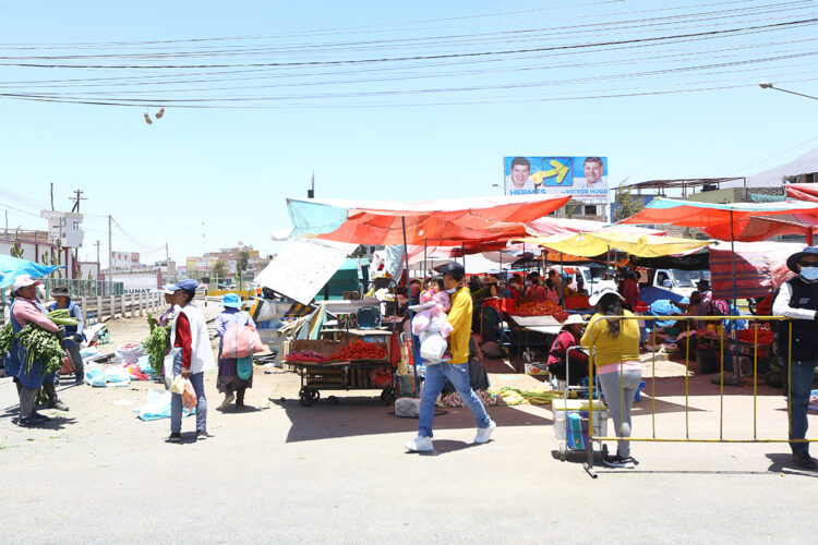 La presencia de ambulantes en Río Seco o Avelino Cáceres, no solo es por necesidad económica.