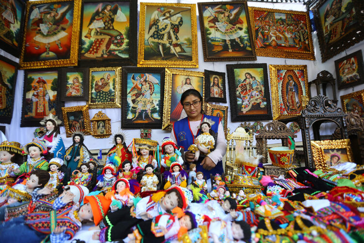 Herminia Quispe vende cuadros con marcos de cedro en pan de bronce. Además de los tradicionales niños manuelitos.