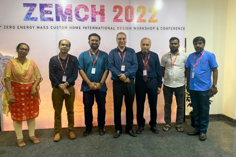 Docente de la San Pablo, Carlos Zeballos (medio), fue integrante del comité científico de la ZEMCH 2022.