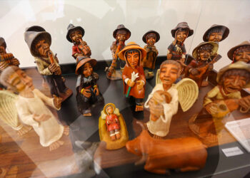 El Nacimiento y los músicos. Javier Castro elaboró esta obra en tres años, congregando distintos personajes de Huancayo y Cusco, que con sus instrumentos adoran al Niño Jesús.