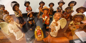 El Nacimiento y los músicos. Javier Castro elaboró esta obra en tres años, congregando distintos personajes de Huancayo y Cusco, que con sus instrumentos adoran al Niño Jesús.