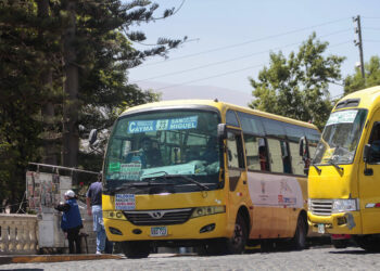 Ante la falta de buses del SIT para cubrir toda la demanda, las unidades tipo M1 y M2 brindan el servicio sin regulación.