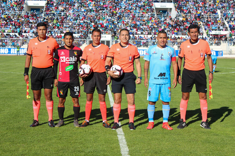 Un árbitro profesional en Perú no tiene una remuneración mensual fija, pero puede ganar entre 2000 y 3000 soles por partido.