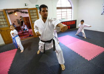 Desde hace un año, Michael Ramírez Calderón, es el profesor del taller de karate de la Universidad Católica San Pablo.