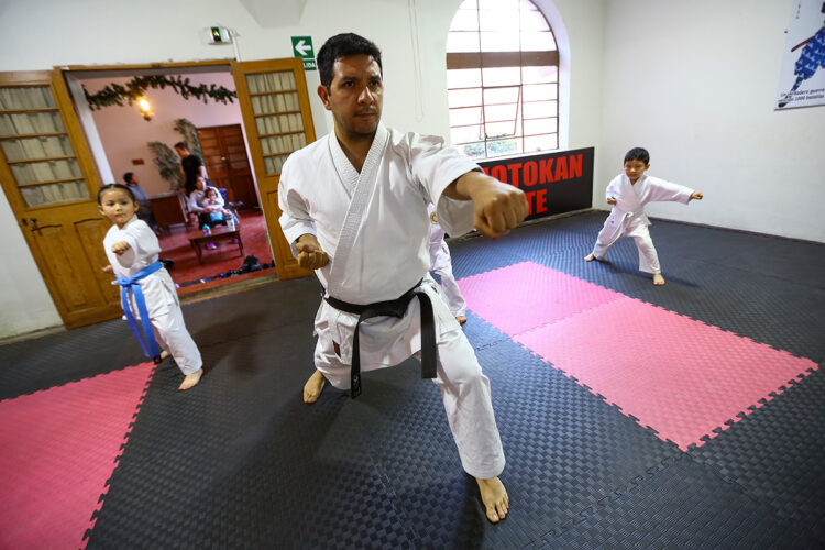 Desde hace un año, Michael Ramírez Calderón, es el profesor del taller de karate de la Universidad Católica San Pablo.