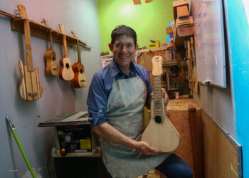 Fernando Ramos, músico venezolano, fabrica instrumentos musicales con madera reciclada.