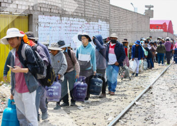 La alta demanda por adquirir un balón de gas en Arequipa, obliga a formar colas de varias cuadras en los exteriores de las distribuidoras.