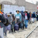La alta demanda por adquirir un balón de gas en Arequipa, obliga a formar colas de varias cuadras en los exteriores de las distribuidoras.