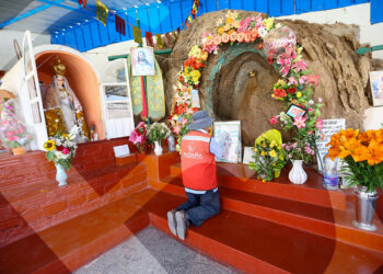 “Decidí ir al lugar con flores y velas acompañado de mi esposa e hijo. Al llegar al lugar donde la vi, la Virgen estaba plasmada en un nicho natural en una roca”, cuenta Flavio Cuba.