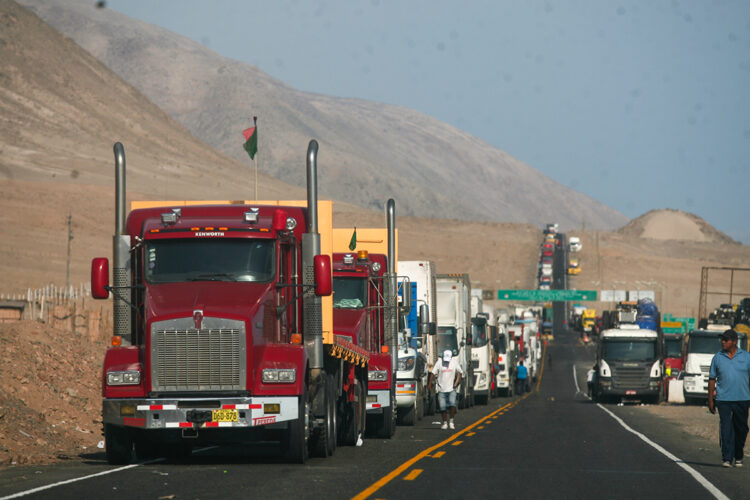Transportistas bolivianos se encuentran varados en diferentes zonas del sur peruano.