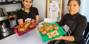 María Angela Espinoza y Luz Magaly Taype dirigen ‘Saludable’, un emprendimiento que ofrece postres nutritivos.