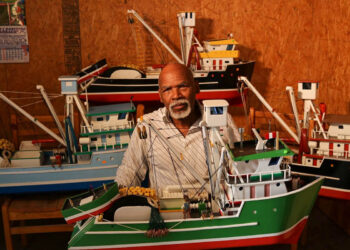 Vicente Pomiano Rivas, pescador y hoy artesano, fabrica estas lanchas artesanales solicitadas por nacionales y extranjeros (foto Pensión 65).